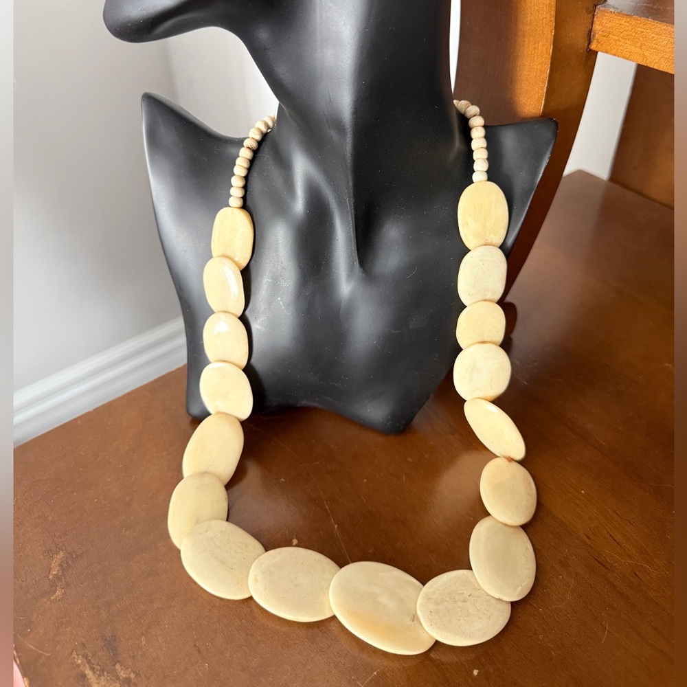 Vintage and Elegant Cream Beaded Necklace